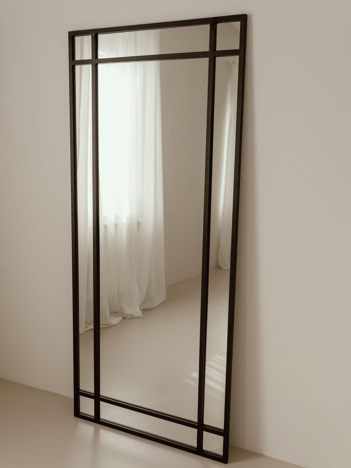 Duże Lustro Podłogowe w Kratę 180x80 Czarne